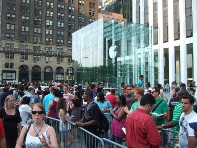 1024px-line-at-apple-store-in-nyc